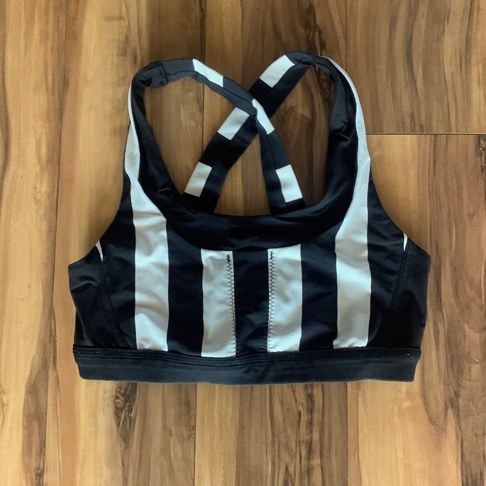 Lululemon sports crossover back bra size six